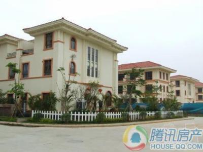 兴业海逸半岛花园-楼盘详情-广州腾讯房产_cninr 兴业海逸半岛花园位于江埔街环市东路(即水利学院南侧、流溪河畔)。其占地面积约100亩,由双联,三联,四联共99 套联排别墅和洋房组成,别墅45套,第二期别墅54套,第三期为十层高洋房,顶层为复式。兴业海逸半岛花园期别墅面积包 括250333平方米,共五种户型,第二期别墅面积为250平方米至300多平方米,第三期洋房已竣工。