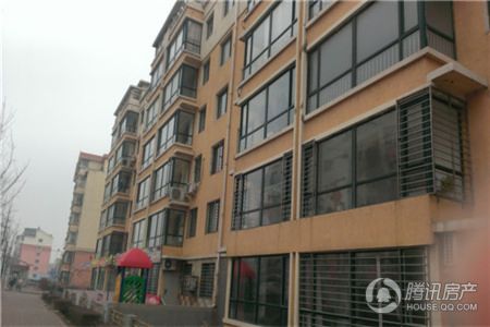 阳光新城-楼盘详情-葫芦岛腾讯房产_cninr 阳光新城是葫芦岛市鸿亿集团开发的大型房地产项目,位于葫芦岛市的东部地区,地处龙港区的核心地带,北临锦葫南路,南接辽宁省五点一线观光路滨海路,西侧是果园小区与龙泽园小区。阳光新城一期工程大部分工程基本竣工,由45栋多层组成,绿化率达到30%以上。二期项目名称为阳光青城,2010年5月份开工,由4栋小高层和39栋多层组成,相比一期工程,二期工程距离滨海路及海滨浴场更近,并且小区添加了更多现代化设施,地下停车场,高级会馆,社区内动态流水景观。周边配套:医疗:龙港区医院、锌厂职工医院、慈济医院教育:西苑小学、锌
